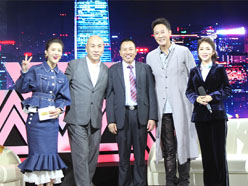 新望董事長(zhǎng)羅永輝與著名歌星劉尊老師、汪正正老師、郭津彤老師、主持人雅琪在北京電視臺(tái)錄制節(jié)目現(xiàn)場(chǎng)親切合影